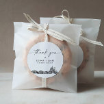 Chicago Thank You Favor 3" (vel van 6) Ronde Sticker<br><div class="desc">Het Skyline Collectie is een prachtig assortiment van zorgvuldig geschetste stadsskylines die de essentie van iconische stadslandschappen vastleggen. Dit collectie is perfect geschikt voor bruiloften of bestemmingsbruiloften,  het belichaamt de tijdloze charme van stadsgezichten en brengt een elegante touch aan uw speciale dag.</div>