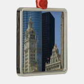Chicago, Wrigley Building with Trump Hotel & Metalen Ornament (Rechts)