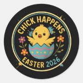 Chick Happens – Easter 2026 Badge Design Ronde Sticker (Voorkant)