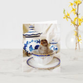 Chick in een theacup-olieverf kaart (Gele Bloem)