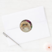 Chick in Pansy Garden Ronde Sticker (Envelop)