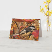 Chickadee Bird met roze herfstbladeren Verjaardag Kaart (Gele Bloem)