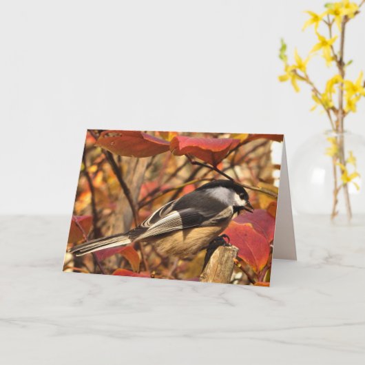 Chickadee Bird met roze herfstbladeren Verjaardag Kaart (Gele Bloem)
