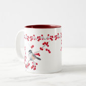 CHICKADEE EN RED BERRIES VAN SHARON SHARPE TWEEKLEURIGE KOFFIEMOK (Voorkant links)