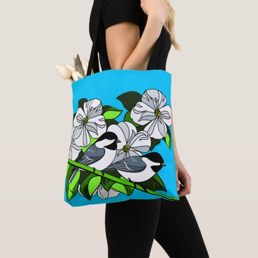 Chickadee onder Dogwood Flowers Tote Bag (Dichtbij)