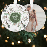 Chickadee Vogels Bessen & Pinecones Familie Foto Ornament<br><div class="desc">Een waterverf Chickadee vogeltjes,  bessen en dennenappelpatroon. Een prachtig ontwerp ideaal voor de winter en het feestelijke vakantieseizoen. Perfect voor iedereen die houdt van Chickadee vogels,  wilde dieren,  natuur,  dennen,  groen en bospatronen. Pas het monogram aan en de familiefoto maakt het uw!</div>