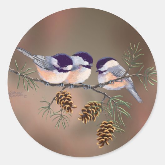CHICKADEES EN PINECONES VAN SHARON SHARPE RONDE STICKER (Voorkant)