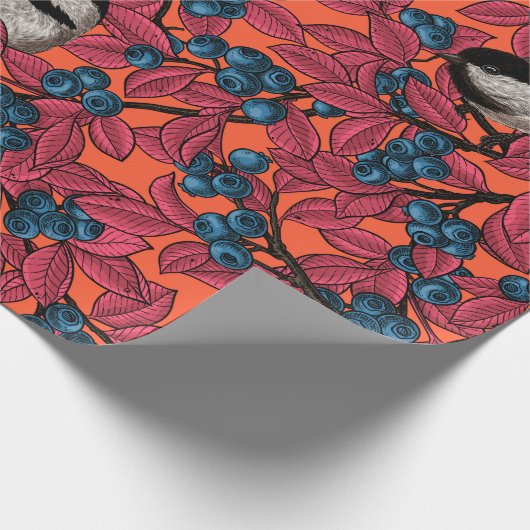 Chickadevogels op blauwbes-takken op sinaasappel cadeaupapier (Hoek)