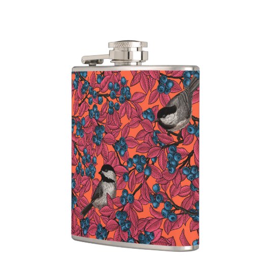 Chickadevogels op blauwbes-takken op sinaasappel heupfles (Links)