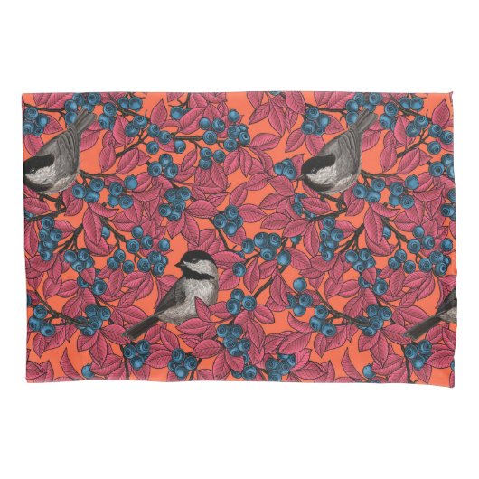 Chickadevogels op blauwbes-takken op sinaasappel kussensloop (Voorkant)