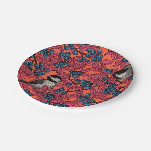 Chickadevogels op blauwbes-takken op sinaasappel papieren bordje (Gekanteld)