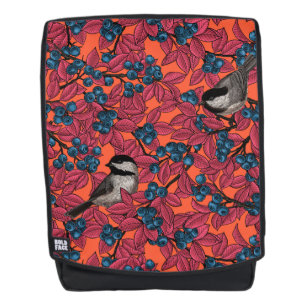 Chickadevogels op blauwbes-takken op sinaasappel rugtassen