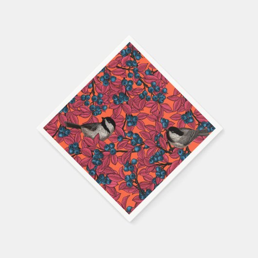 Chickadevogels op blauwbes-takken op sinaasappel servet (Hoek)