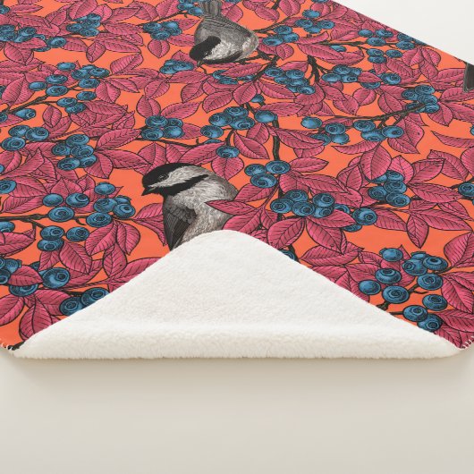 Chickadevogels op blauwbes-takken op sinaasappel sherpa deken (3/4)