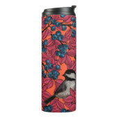 Chickadevogels op blauwbes-takken op sinaasappel thermosbeker (Gedraaid links)