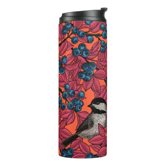 Chickadevogels op blauwbes-takken op sinaasappel thermosbeker (Gedraaid links)