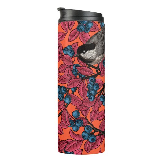 Chickadevogels op blauwbes-takken op sinaasappel thermosbeker (Geroteerd rechts)
