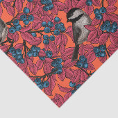 Chickadevogels op blauwbes-takken op sinaasappel tissuepapier (Detail)