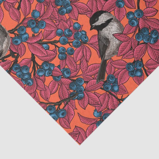 Chickadevogels op blauwbes-takken op sinaasappel tissuepapier (Detail)