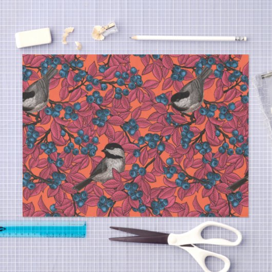 Chickadevogels op blauwbes-takken op sinaasappel tissuepapier (Craft)