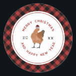 Chicken Christmas Plaid Ronde Sticker<br><div class="desc">Illustratie van een kip met een kerstmuts. Rand is rood en zwart buffel geruite patroon ontwerp.</div>