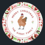 Chicken Christmas Rode & Groene Waterverf Ronde Sticker<br><div class="desc">Illustratie van een kip met een kerstmuts omringd door "Vrolijk kerstfeest" met familienaam gebogen tekst en heilige bessen over een witte cirkel met rode rand. Achtergrond is rood en groen waterverf geïnspireerd patroon.</div>