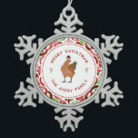 Chicken Christmas Rode & Groene Waterverf Tin Sneeuwvlok Ornament<br><div class="desc">Illustratie van een kip met een kerstmuts omringd door "Vrolijk kerstfeest" met familienaam gebogen tekst en heilige bessen over een witte cirkel met rode rand. Achtergrond is rood en groen waterverf geïnspireerd patroon.</div>