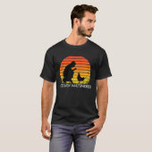 Chicken Whisperer with Retro Sunset  Backyard Chic T-shirt (Voorkant volledig)