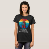 Chicken Whisperer with Retro Sunset  Backyard Chic T-shirt (Voorkant volledig)