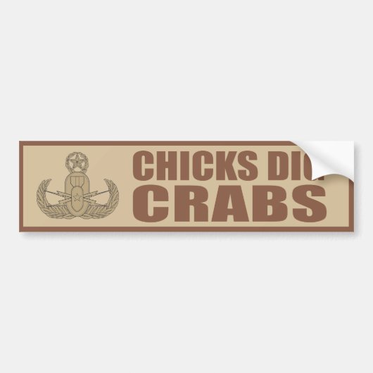 Chicks Dig Crabs Bumpersticker (Voorkant)