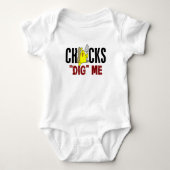 Chicks Dig Me Romper (Voorkant)