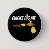 CHICKS DIG ME RONDE BUTTON 5,7 CM (Voorkant)