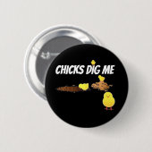 CHICKS DIG ME RONDE BUTTON 5,7 CM (Voorkant /achterkant)