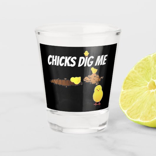 CHICKS DIG ME SHOT GLAS (Voorkant)