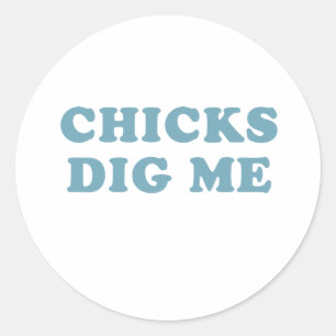 Chicks Dig me T-shirt Baby T-shirt Ronde Sticker