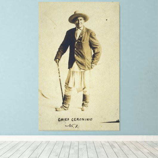 Chief Geronimo Standing Portrait 1904 Canvas Afdruk (Insitu (Houten vloer))