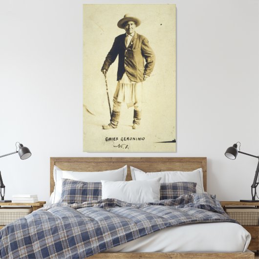 Chief Geronimo Standing Portrait 1904 Canvas Afdruk (Insitu (Slaapkamer))
