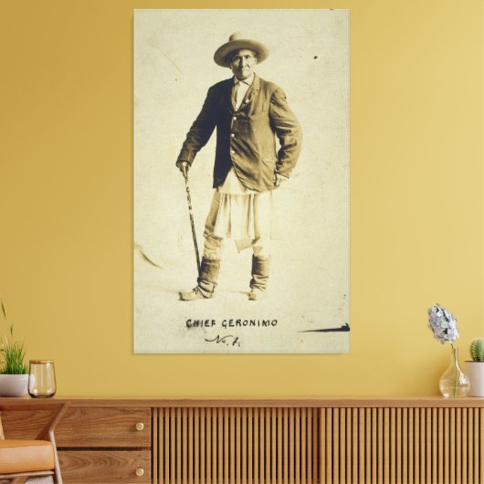 Chief Geronimo Standing Portrait 1904 Canvas Afdruk (Insitu (Woonkamer))