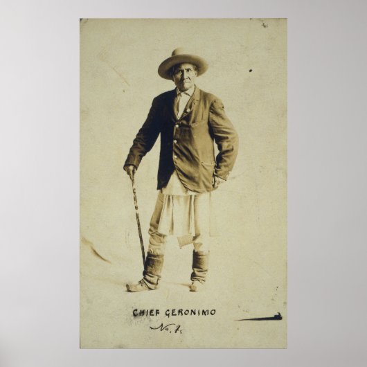 Chief Geronimo Standing Portrait 1904 Poster (Voorkant)