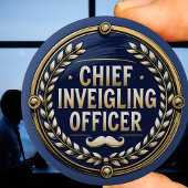 Chief Inveigling officer Funny Wordplay Clever Ronde Button 5,7 Cm