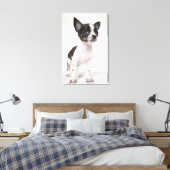 Chihua puppy staat op wit weefsel canvas afdruk (Insitu (Slaapkamer))