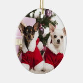 Chihuahua die een kerstpak draagt keramisch ornament (Rechts)