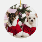 Chihuahua die een kerstpak draagt keramisch ornament (Achterkant)