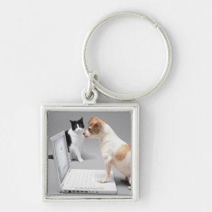 Chihuahua die het scherm van een laptop bekijkt sleutelhanger