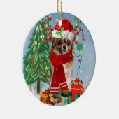 Chihuahua Dog in sneeuw met kerstcadeaus  Keramisch Ornament (Rechts)