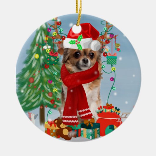 Chihuahua Dog in sneeuw met kerstcadeaus Keramisch Ornament (Voorkant)