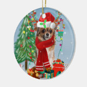 Chihuahua Dog in sneeuw met kerstcadeaus  Keramisch Ornament (Links)