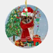 Chihuahua Dog in sneeuw met kerstcadeaus  Keramisch Ornament (Achterkant)