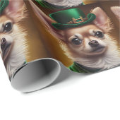 Chihuahua Dog in St. Patrick's Day Dress Cadeaupapier (Rol Hoek)