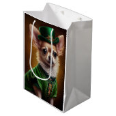 Chihuahua Dog in St. Patrick's Day Dress Medium Cadeauzakje (Voorkant Gekanteld)